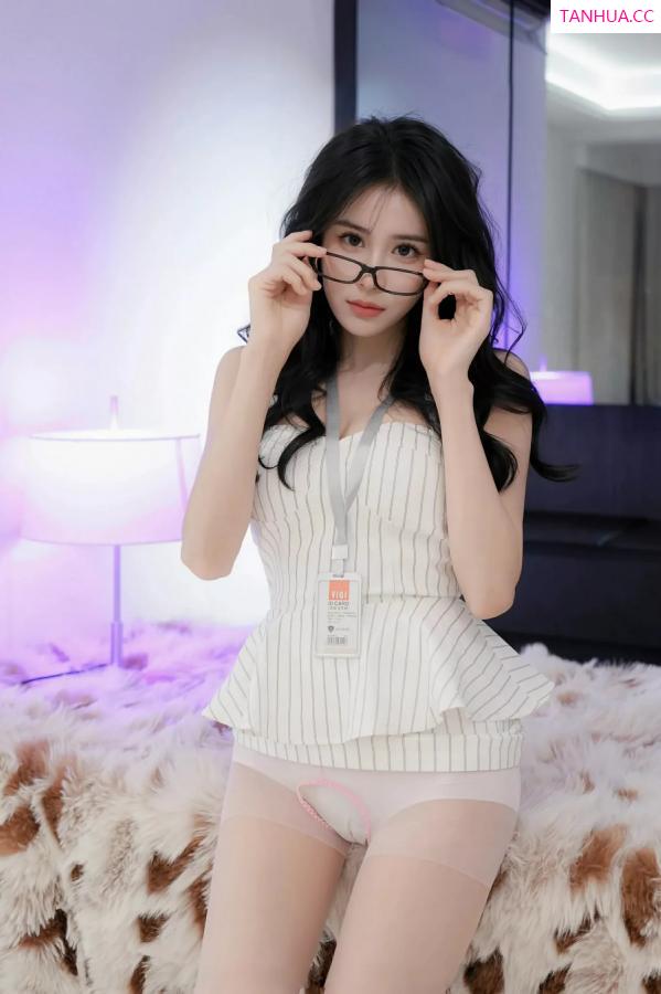   [XiuRen]高清写真图 2025.07.07 No.10517 草莓mm 性感肉丝第12张图片